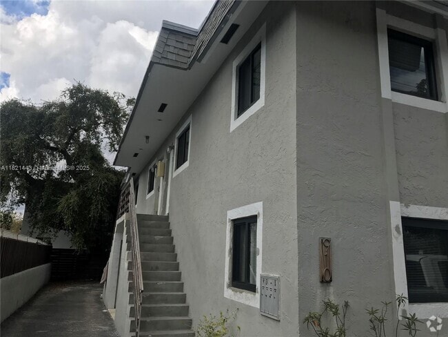 Building Photo - 910 SW 4th Ave Unit 1 Rental