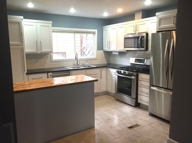 Building Photo - 536 S 74th St