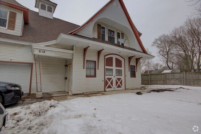 Building Photo - SL POS618 Unit Carriage House