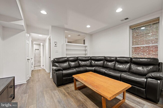 Photo - 1704 19th St NW