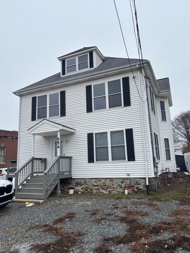 Building Photo - 554 Main St Unit 2