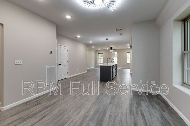 Photo - 271 Garry Dr Unit #B