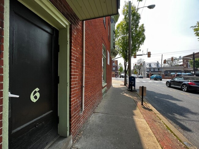 Photo - 1 S Market St Unidad 6 E High Street Apt. 202