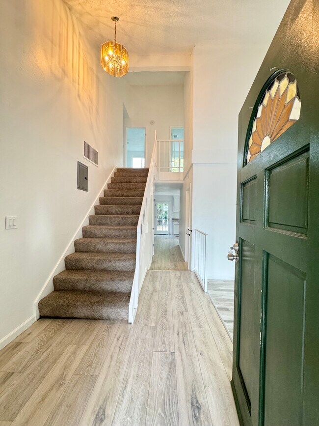 Photo - 1013 Doncaster Dr Unit MAIN