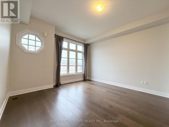 Photo - 2160 Trafalgar Rd