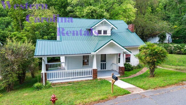 Historic House Looking over the beautiful ... - Historic House Looking over the beautiful ...