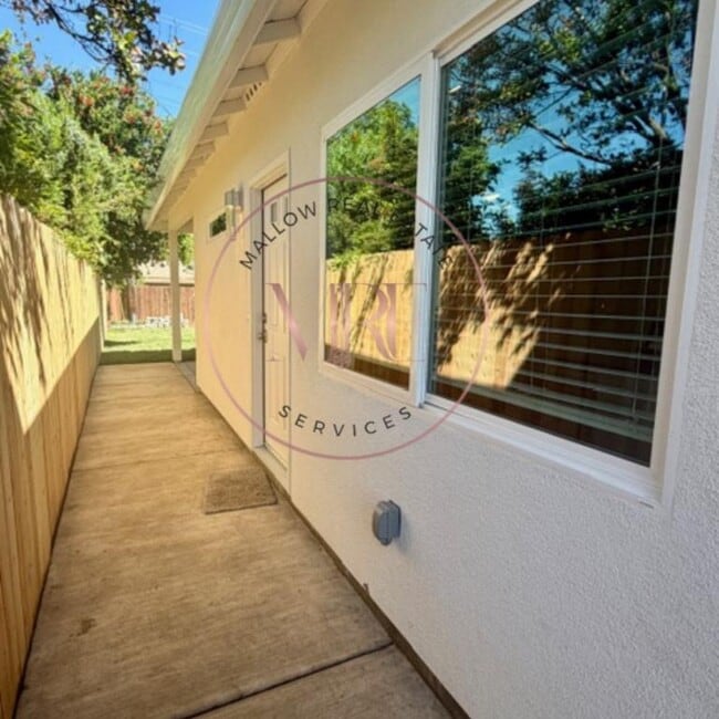 Building Photo - 1231 1/2 Eunice Dr