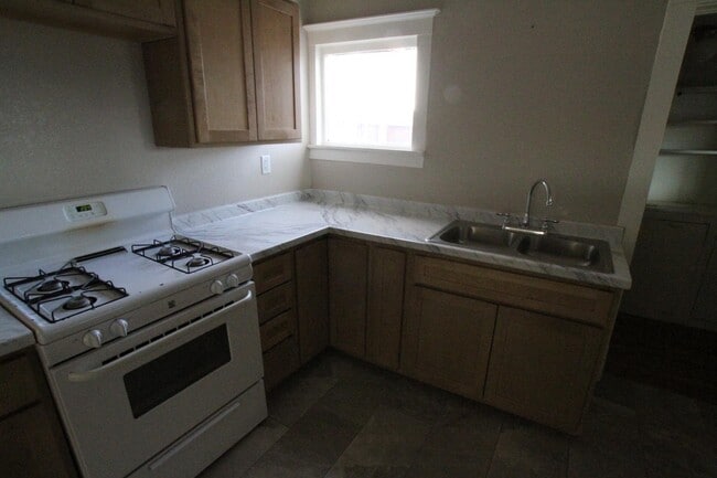 Photo - 1324 1/2 Main St - Apartment