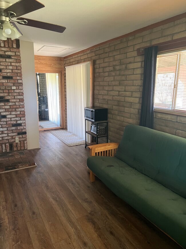 Photo - 2321 Molchan Rd Unidad Studio