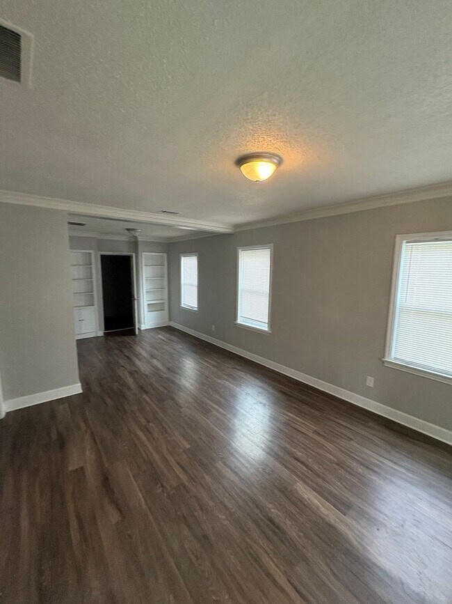 Photo - 993 Gordon St