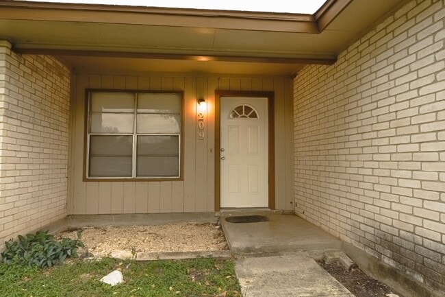 Photo - 209 Royal Dr