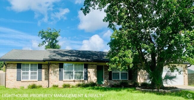 Building Photo - Spacious 4-Bedroom, 2-Bath with Fenced Yar... Rental