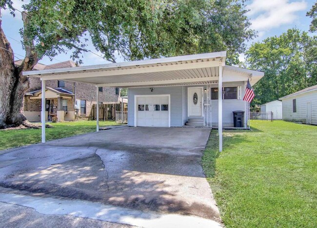 Photo - 1105 West Dr House