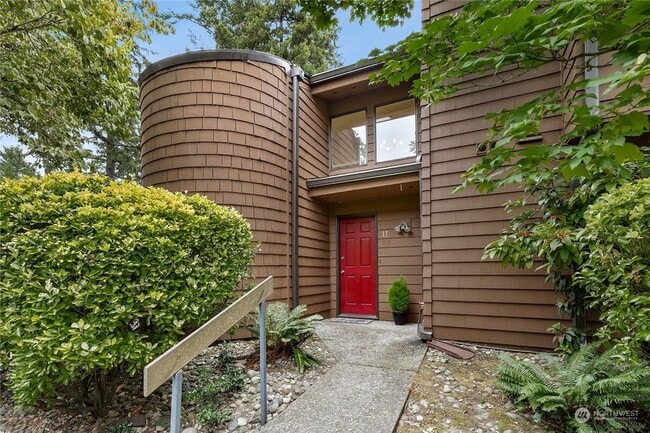 Building Photo - Great 1bed 1bath Location in Kirkland! Next to Village at Totem Lake Mall Unit 11