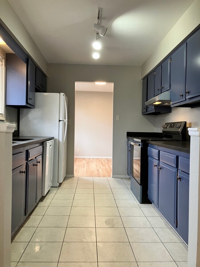 Kitchen - 1312 Skyline Dr