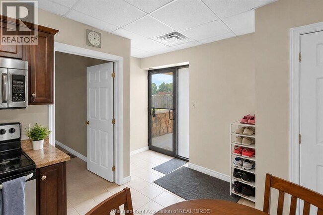 Photo - 255 William St S