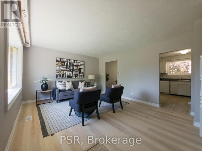 Photo - 11 Elmsdale Dr