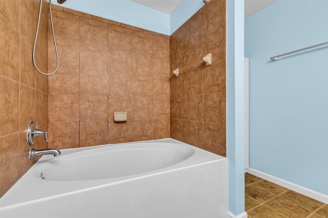 Building Photo - 1608 Pointe Leone