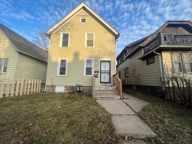 Building Photo - 2 Bedroom Lower Duplex Milwaukee