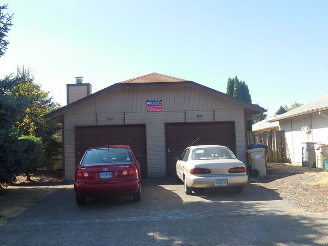 Building Photo - Comfortable 2 Bedroom Duplex with Garage ~... Unit 1642 23rd Court SE