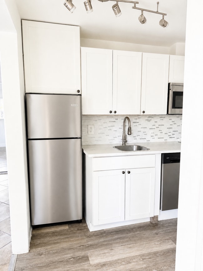 3660 NE 6th Ave Unit Front