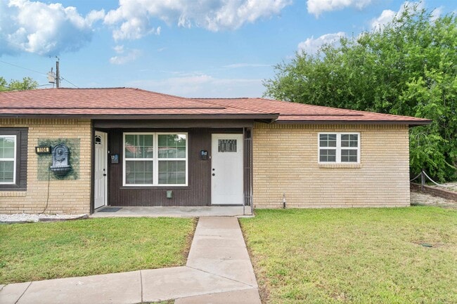 Building Photo - 1104 N Bedell Ave