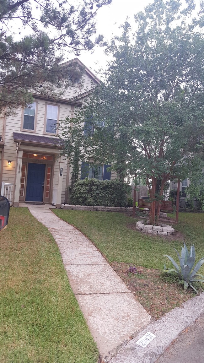 WELL MAINTAINED TOWNHOME IN QUIET NEIGHBORHOOD. PORCELAIN TILE IN ENTRY, KITCHEN AND DINING AREA, WOOD LAMINATE FLOOR - 23631 Twisting Falls Drive