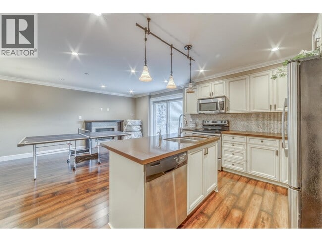 Photo - 1451 Mathers Ave