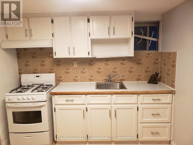 Photo - 697 Dupont St