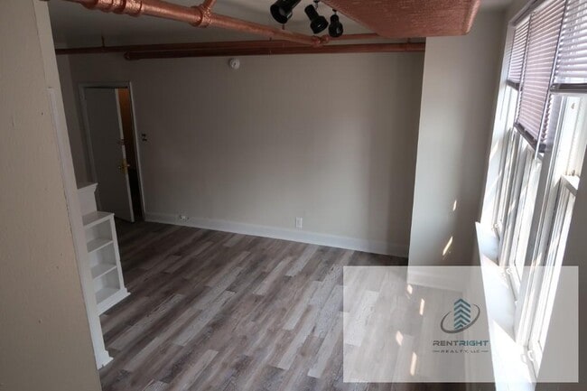 Building Photo - 4588 N Elston Ave