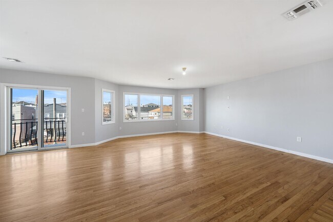 Photo - 196 Sandford Ave Unit 2