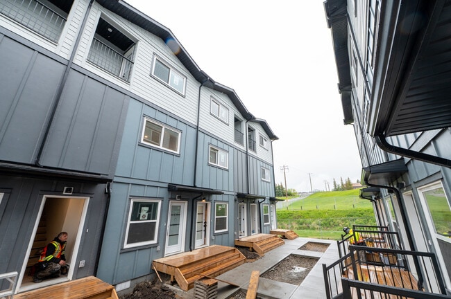 Building Photo - 3 bed + 1.5 Bath Unit 201