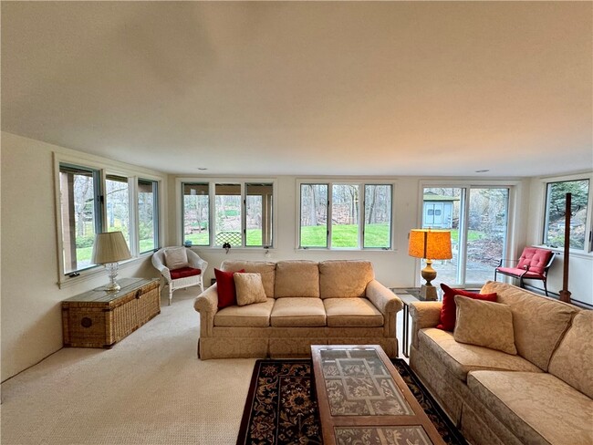 Photo - 333 Colebrook Dr