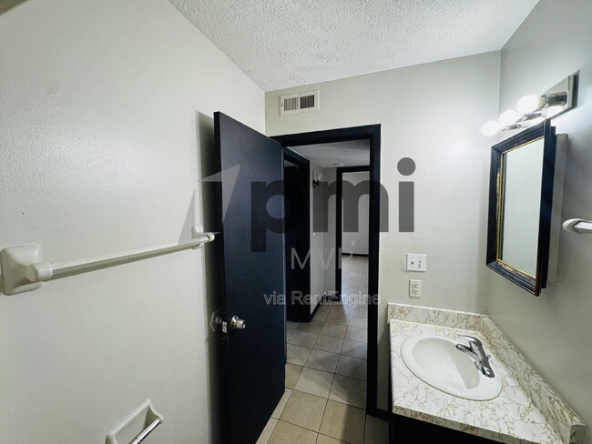 Photo - 828 Whitethorne Ave