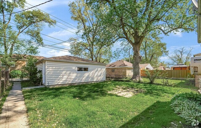 Building Photo - Charming 2BR House in Chicago