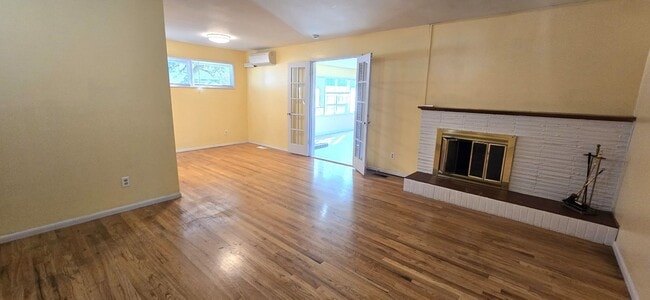 Building Photo - Stunning 4-bedroom 2 bath home