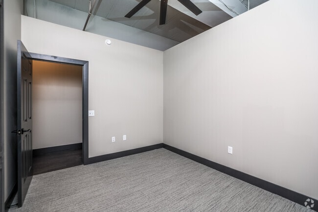 1BR, 1BA - 735 SF