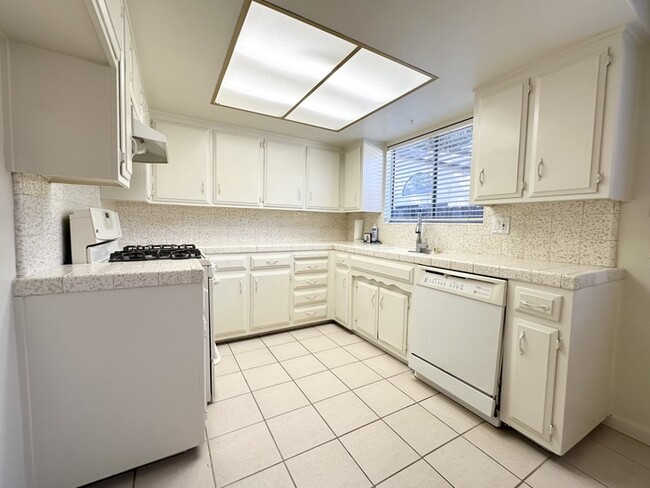 Photo - Don't Miss This 2 Bedroom Duplex!!