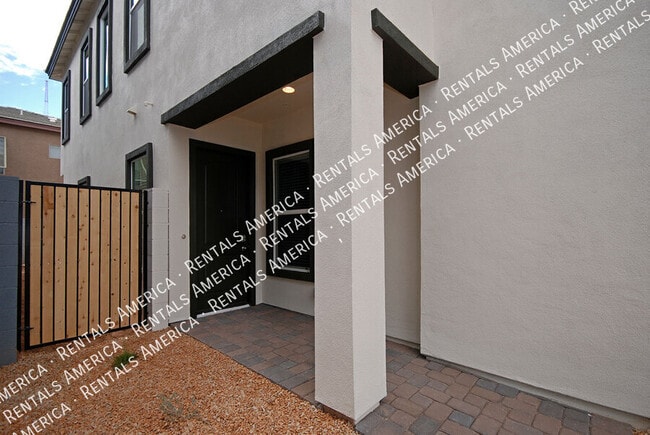 Photo - 3725 E Catalina Dr