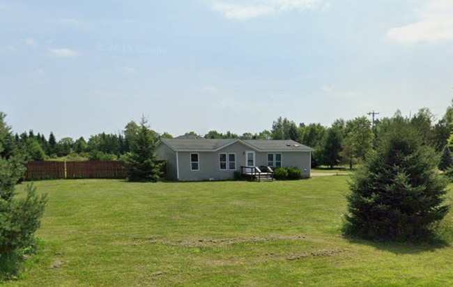 Building Photo - 3 bed / 2 bath, single family, detached garage