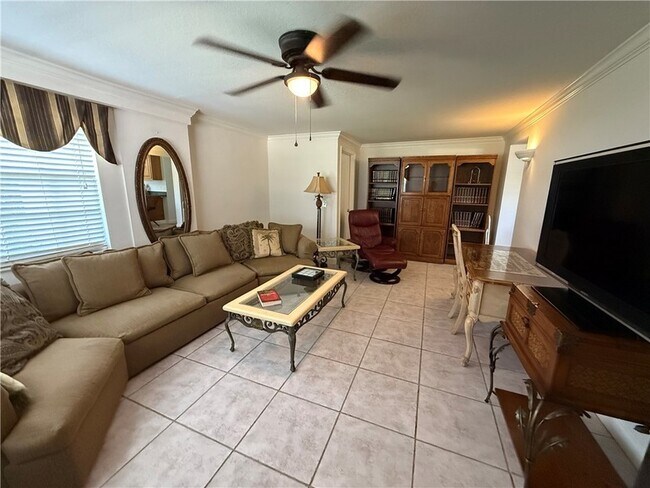 Photo - 2015 15th Ln Unit B