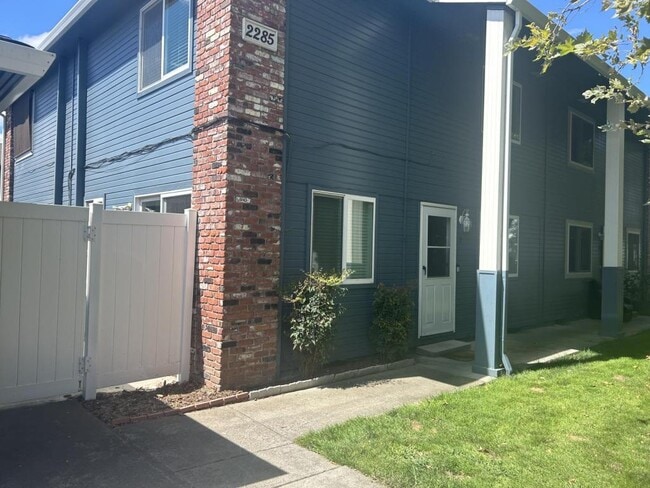 Building Photo - 2285 Poplar Dr Unit 1 Rental