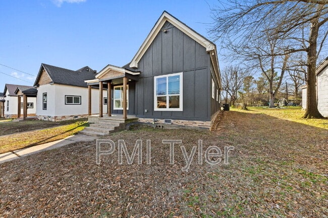 Photo - 1279 Bonham St