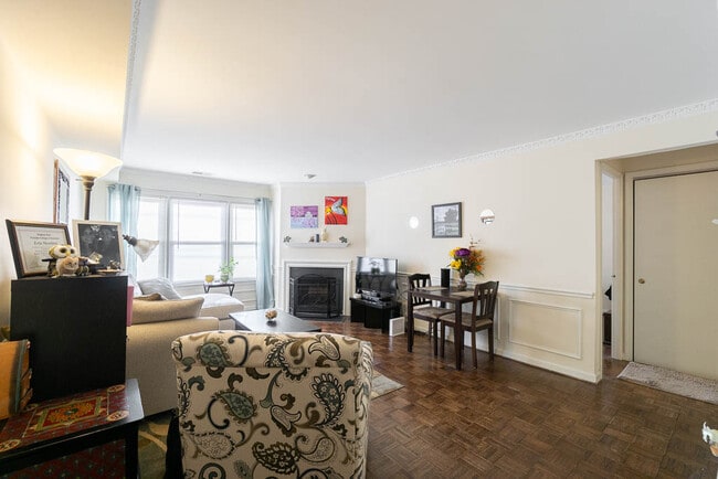 Photo - Dupont Circle condo with plenty of light a... Unidad 14