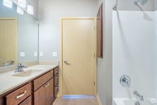 2BR, 2BA - 1216SF - Bathroom