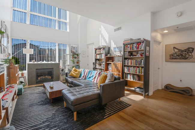 Photo - 17 W Vernon Ave Unidad 610