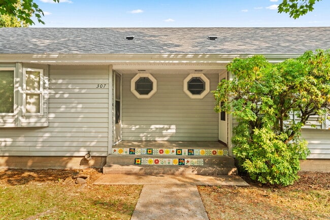 Photo - 305 Knoop Ln