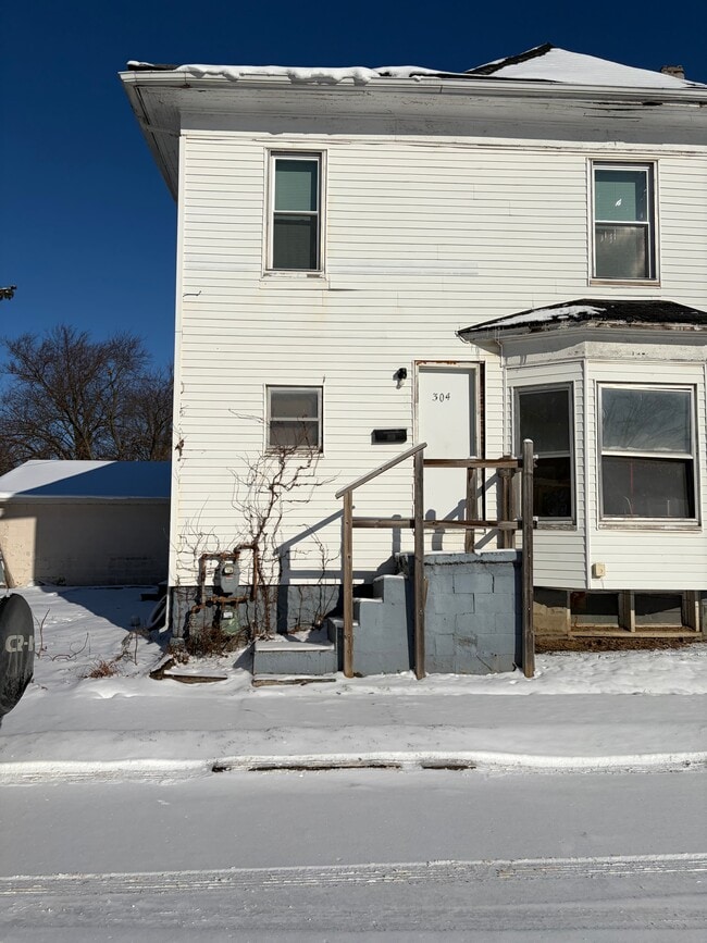 Building Photo - 304 Ewing Ave