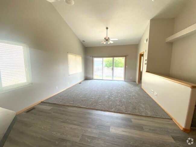 Building Photo - 3 Bedroom and 3 Bathroom Duplex. Available... Rental