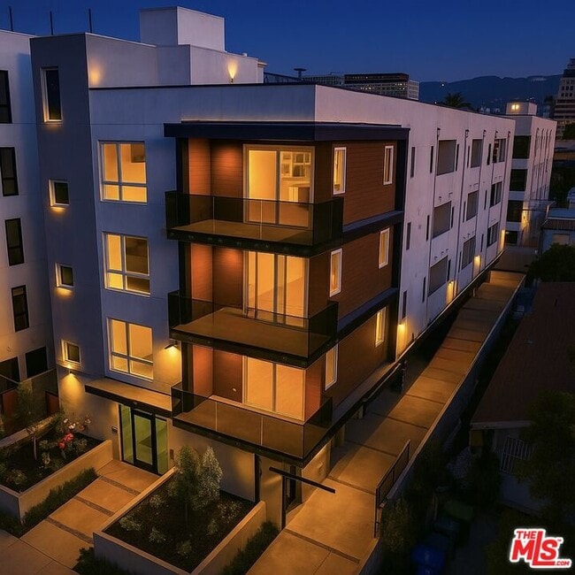 Building Photo - 5813 Lexington Ave Unit 202 Rental